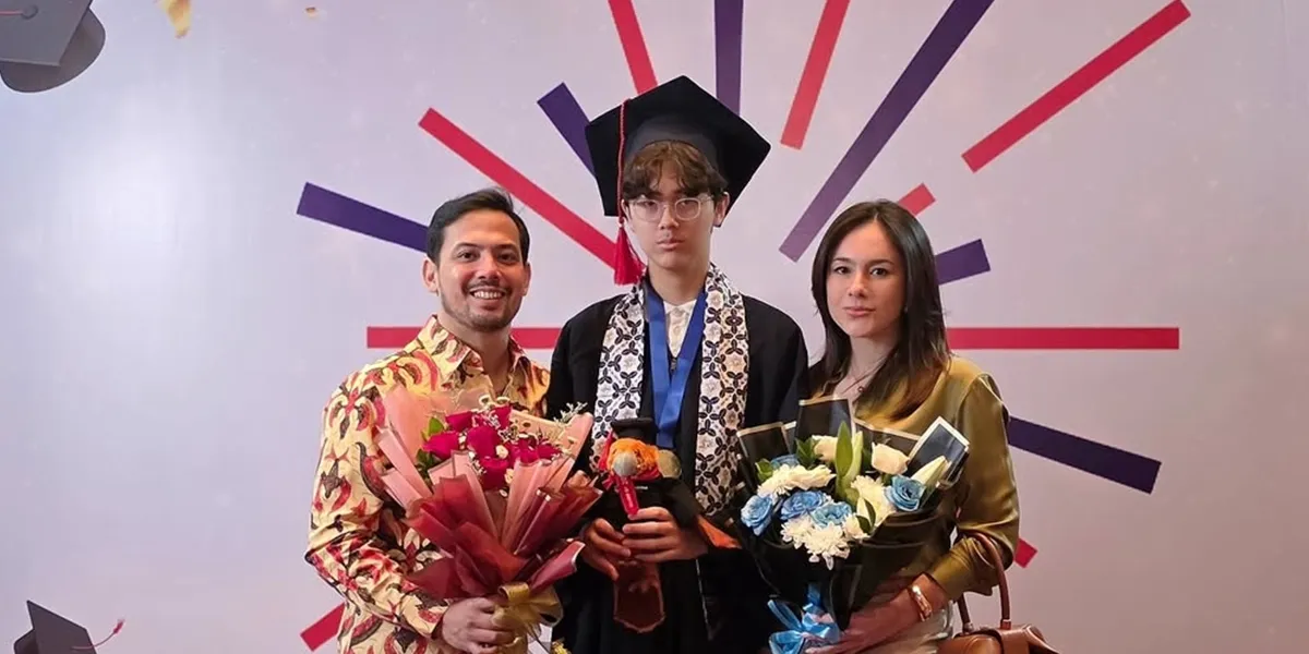 Portrait of Wulan Guritno Attending Her Son's Graduation, Getting Along with Ex-Husband