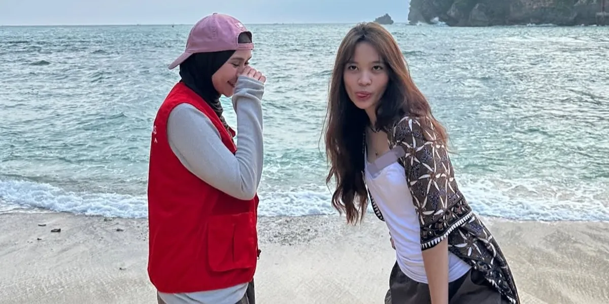 Portrait of Zaskia Adya Mecca with Kana at Sadeng Beach, Bonus Picnic While Working