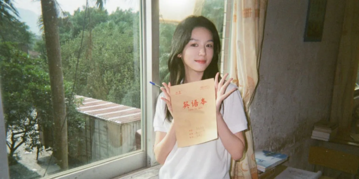 9 Portraits of Zhou Ye during a Photoshoot with a 90s Theme