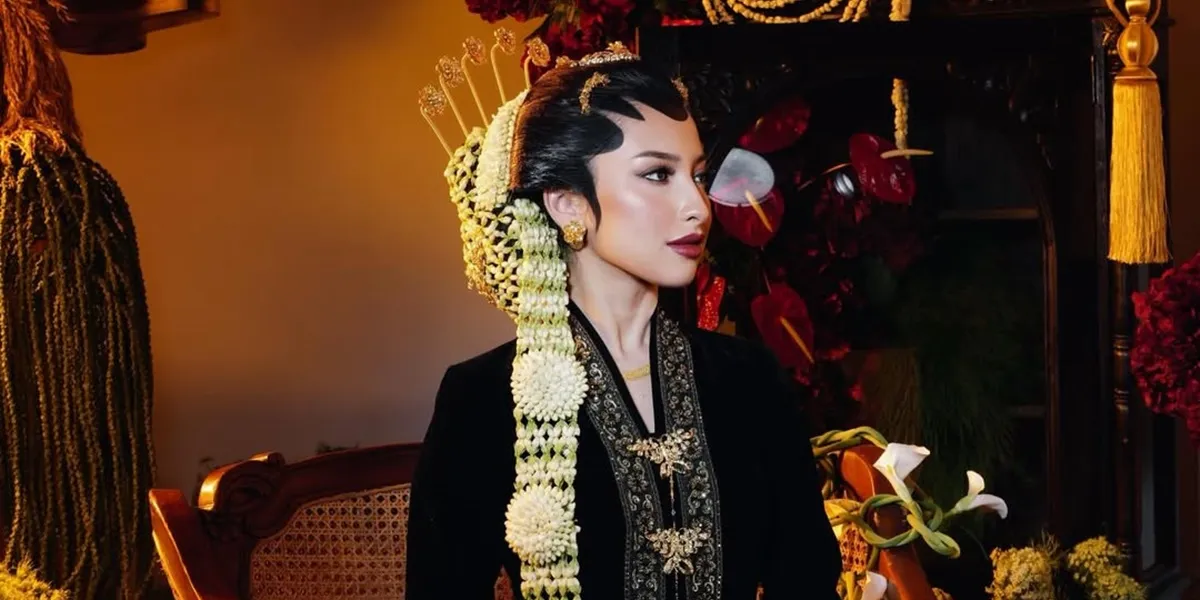 Prewedding Makeup Process of Jennifer Coppen, Wearing Paes in Traditional Javanese Style