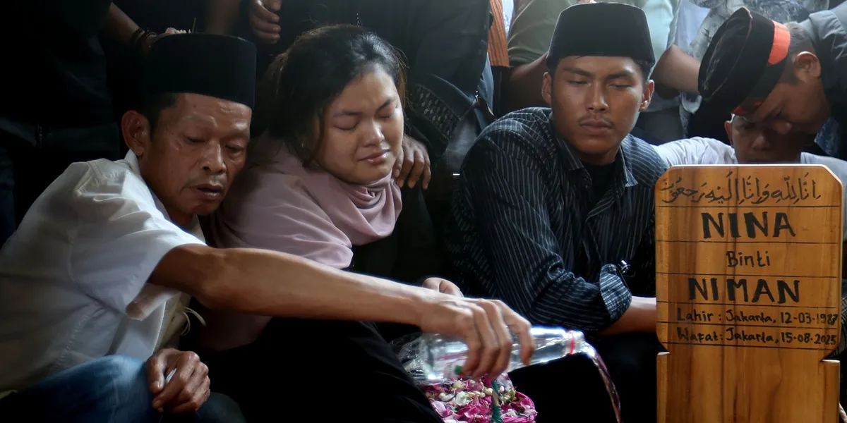 The Eldest Daughter of Mpok Alpa Faints After Wearing Her Late Mother's Last Eid Outfit