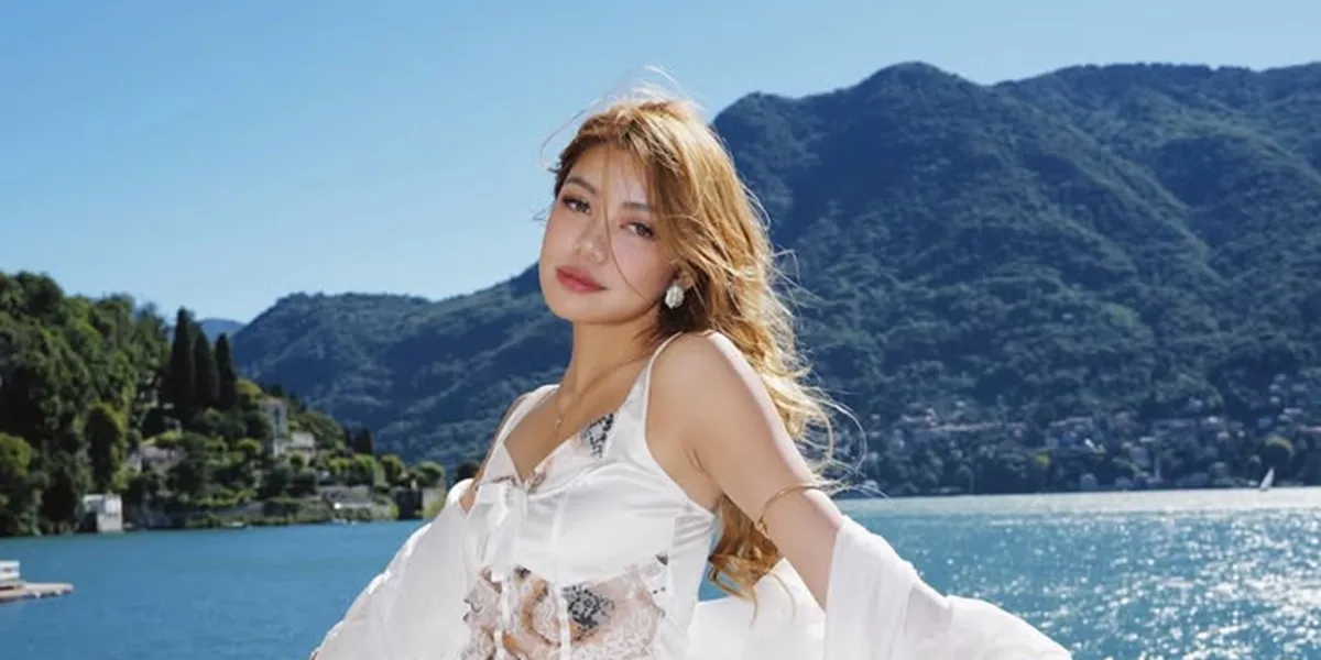 Broken Up with Okin, 9 Photos of Regina Phoenix Vacationing with New Boyfriend - Swimming in a Swiss Lake