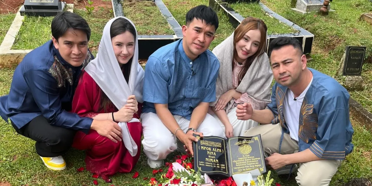 Raffi Ahmad Visits the Grave of Mpok Alpa Ahead of Ramadan