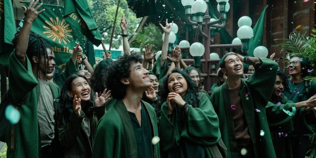 Achieving 17 nominations at the 2021 Indonesian Film Festival, 'PENYALIN CAHAYA' will officially be released on Netflix in 2022!