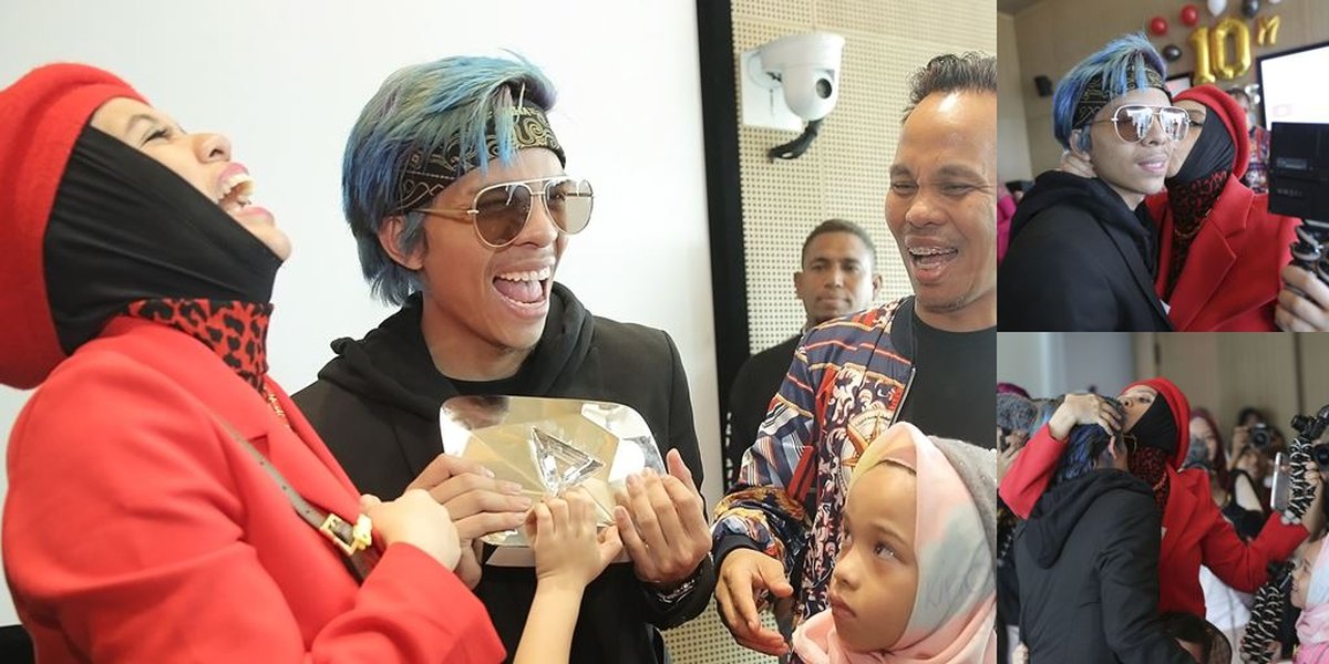 Achieving the Diamond Play Button, Atta Halilintar Embraces and Kisses His Mother