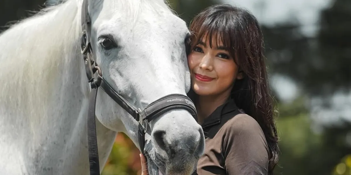 Raya Kohandi Hugs Her Beloved Horse, Feeds It Directly with Her Hands