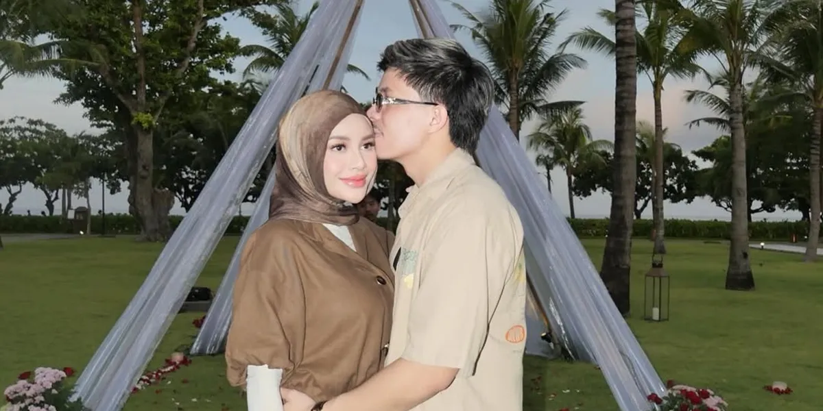Celebrate 5 Years of Marriage, Atta's Kneeling Moment Proposing to Aurel Makes Hearts Flutter