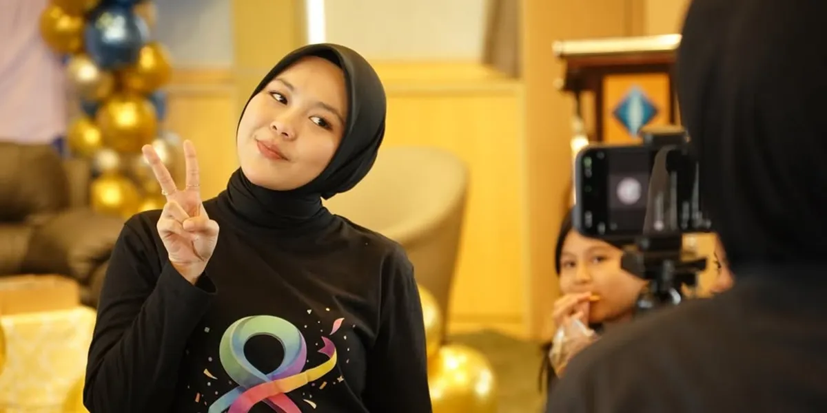 Celebrating Selfitta's 8th Anniversary, Selfi Yamma Was Moved to Tears