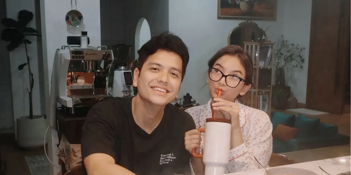 Rendi Jhon and Glenca Chysara Have Sahur, Full of Spirit Despite Still Having Pillow Faces