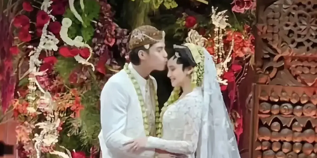 Officially Married, El Rumi Gives a Dowry of 2026 Pounds Sterling for Syifa Hadju