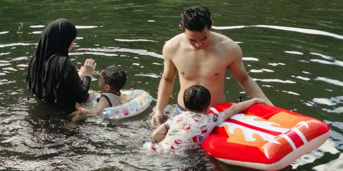 Rey Mbayang Goes Home, Invites Dinda Hauw & the Kids to Swim at the Lake