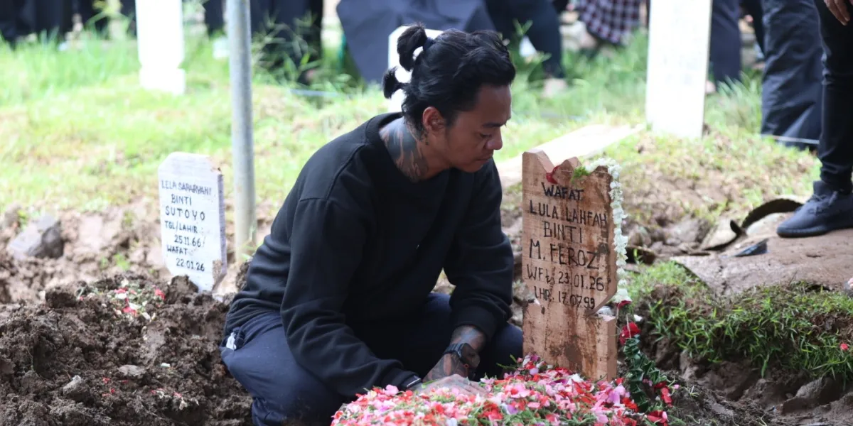 Reza Arap Sits Helplessly Until Kissing the Gravestone at Lula Lahfah's Funeral, Tears Erupt