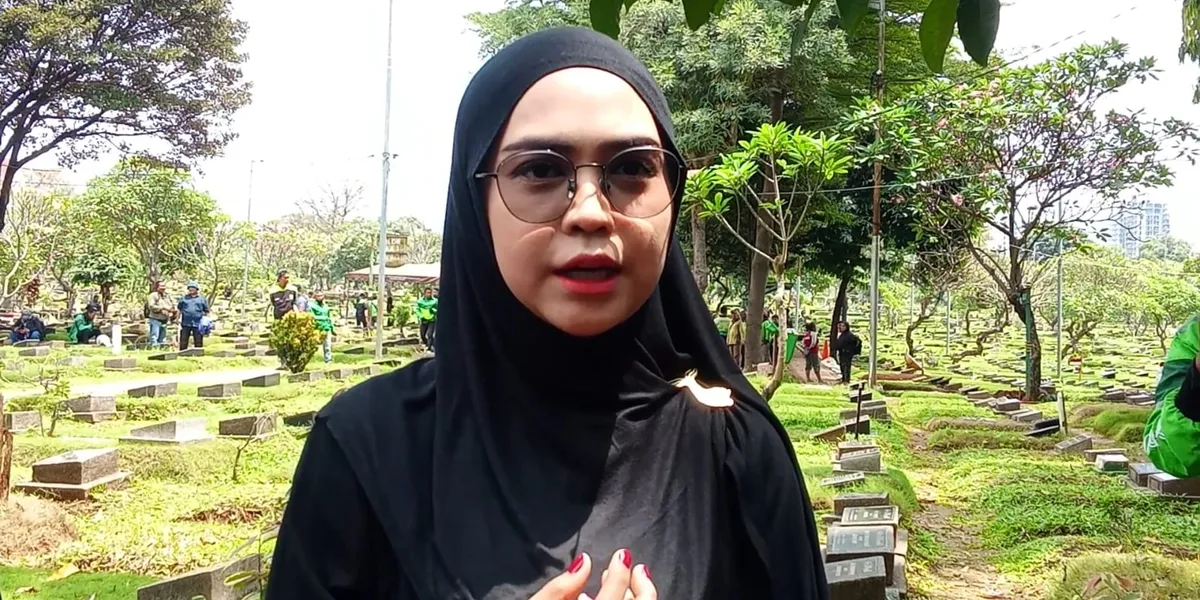 Ria Ricis Attends the Funeral of Affan Kurniawan at TPU Karet Bivak