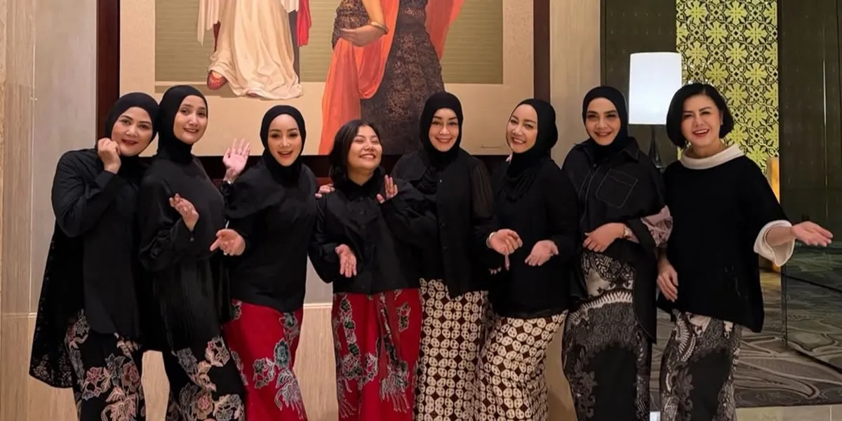 Rieta Amilia and Friends Dressed in Kebaya Celebrate Kartini Day in Yogyakarta
