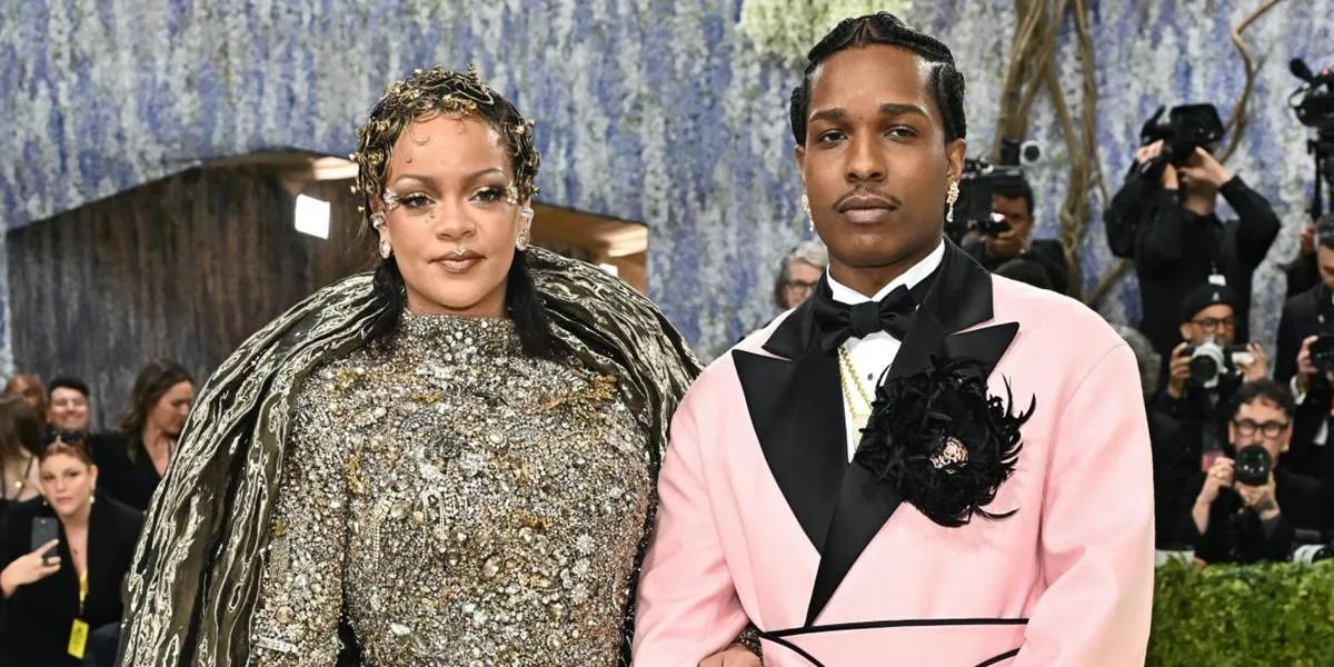 Rihanna Tampil Dramatis di Met Gala 2026, ASAP Rocky dengan Suit Pink