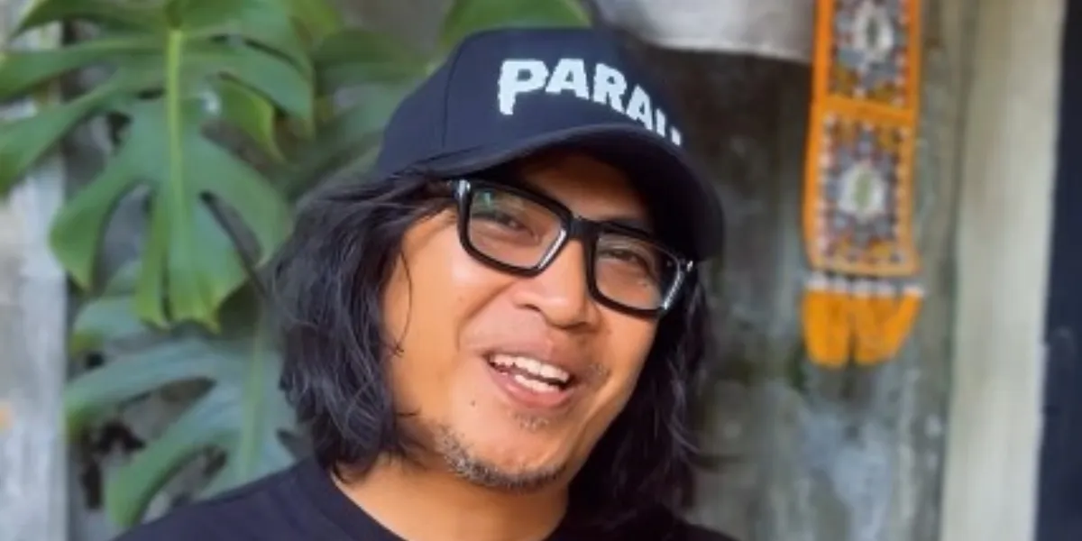 Robi Navicula Tells the Story of How He Started Learning Guitar from a Thug at the Neighborhood Watch Post