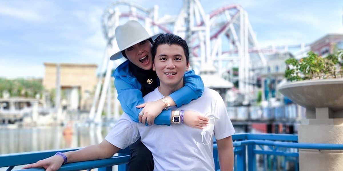 So Romantic, Syahrini is Carried Lovingly by Reino Barack during Vacation to Universal Studios Singapore