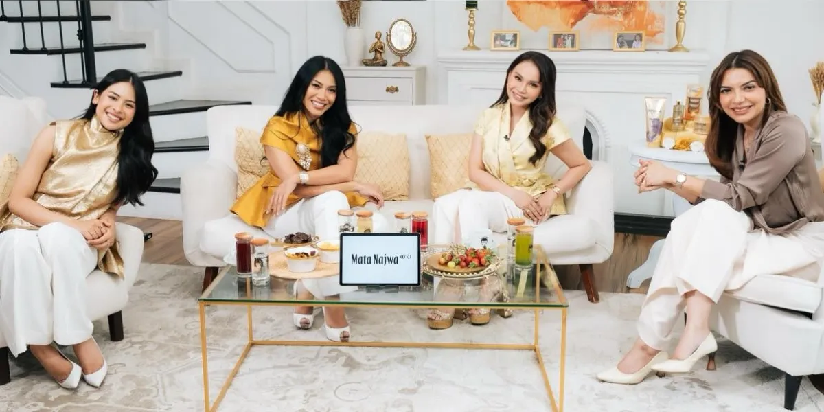 Rossa Takes a Photo with Najwa Shihab, Anggun, & Maudy Ayunda for the Podcast