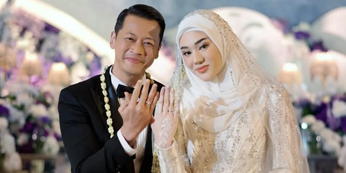 Officially Husband and Wife, Here Are 9 Moments of Clara Shinta Checking In at the Hotel Still Wearing Wedding Dresses