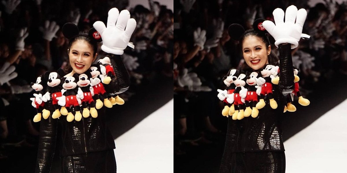 Sandra Dewi Appears Adorable at JFW with Mickey & Minnie