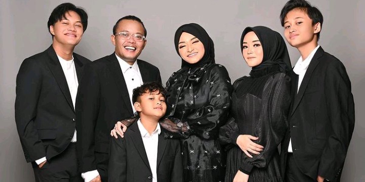 A Series of Sule's New Family Photos, Intimate with His Wife Among His Children