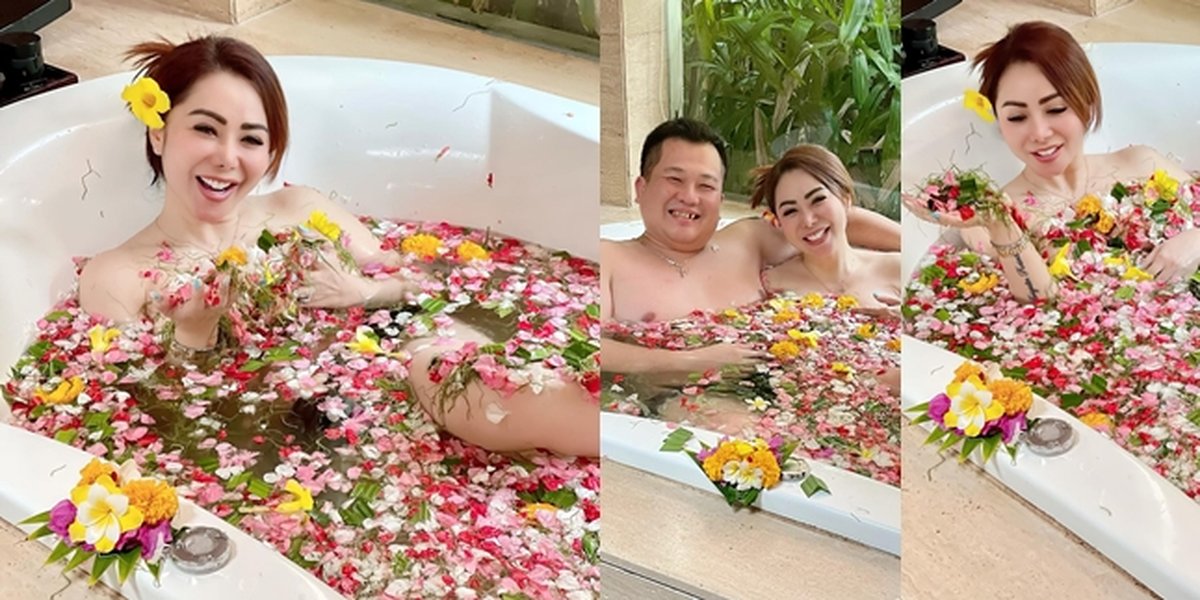 A Series of Hot Poses by Femmy Permatasari While Playing with Water, Latest Photoshoot in the Bathtub that Captivates Attention