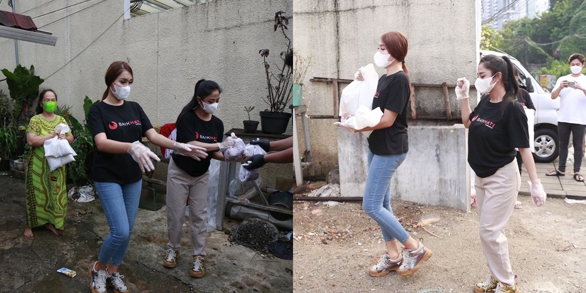 A Series of Photos of Dewi Perssik and Lucinta Luna Sharing Sacrificial Meat Door To Door, Welcomed by Enthusiastic Residents