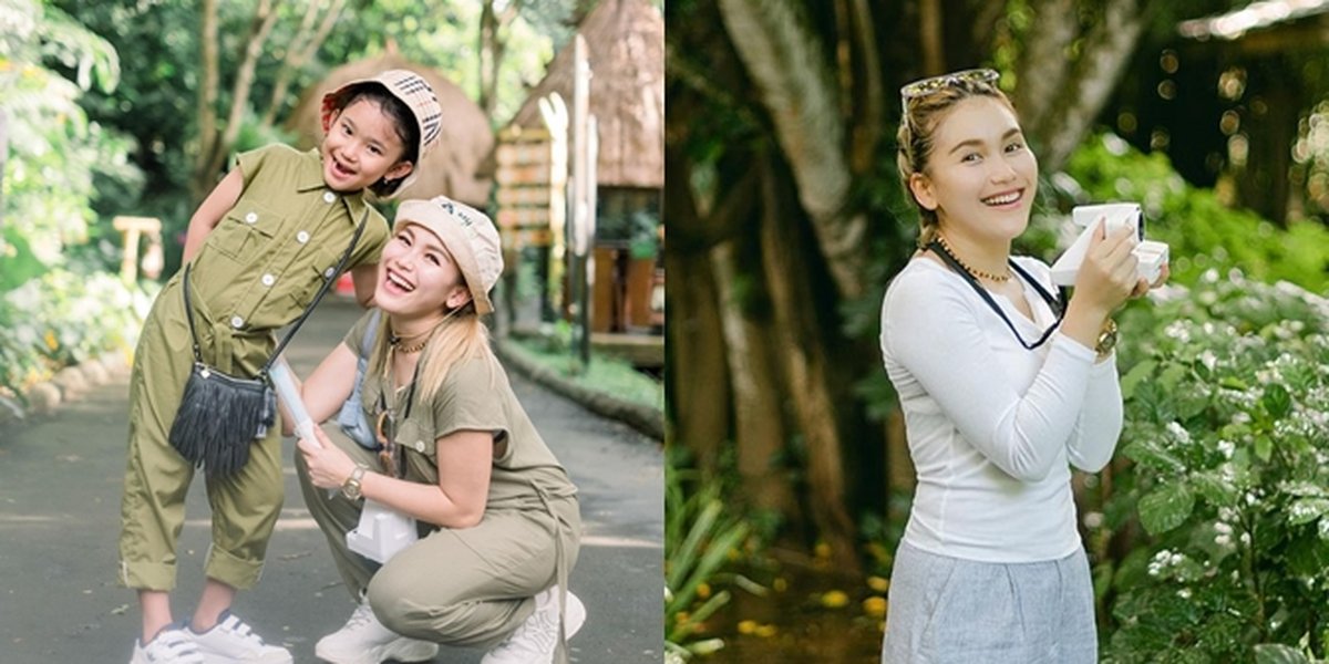 Always Trying to Make the Only Child Happy, Here are 6 Pictures of Ayu Ting Ting's Vacation to the Zoo with Bilqis - Matching Outfits