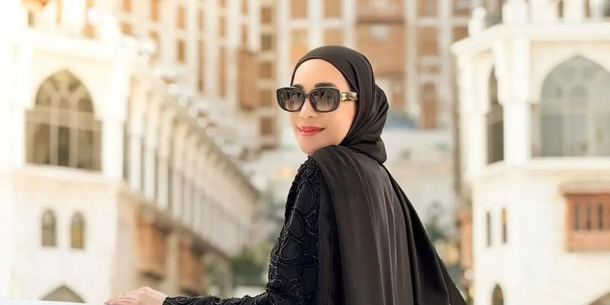 Agreed to Divorce Amicably with Andre Taulany, Lawyer Reveals Erin is Performing Umrah to Calm Herself