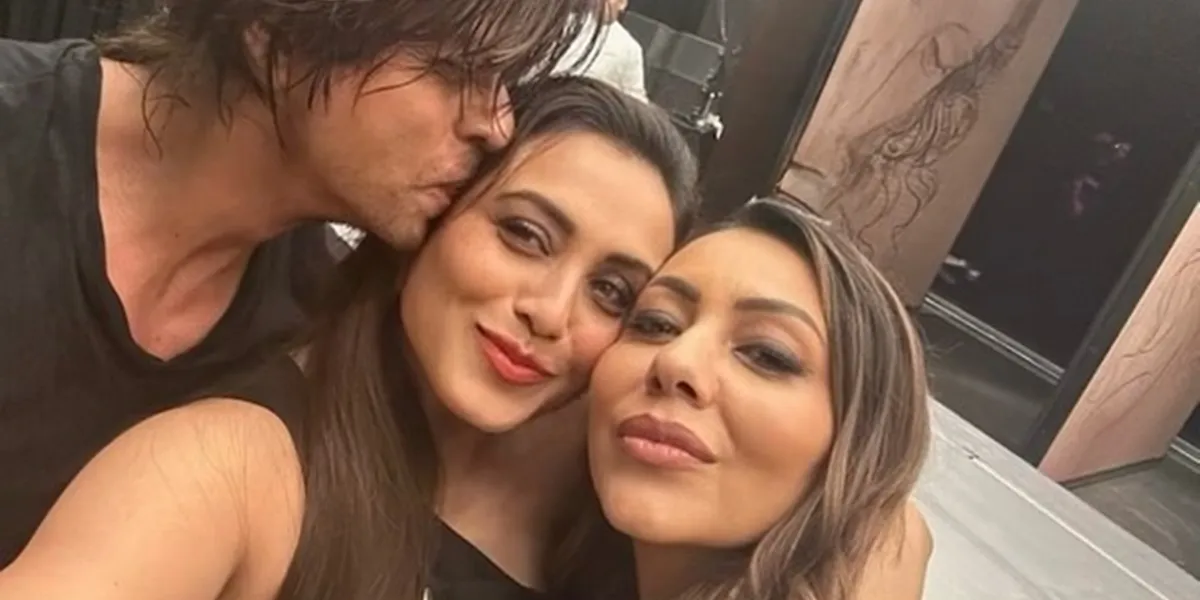 Shah Rukh Khan Reunites with Rani Mukherjee, Dances and Kisses Her Forehead Like KKHH
