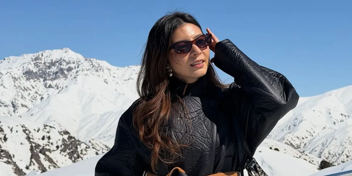 Shalom Razade Enjoys the Snow in Uzbekistan, Marvels at the Natural Beauty While Riding the Cable Car