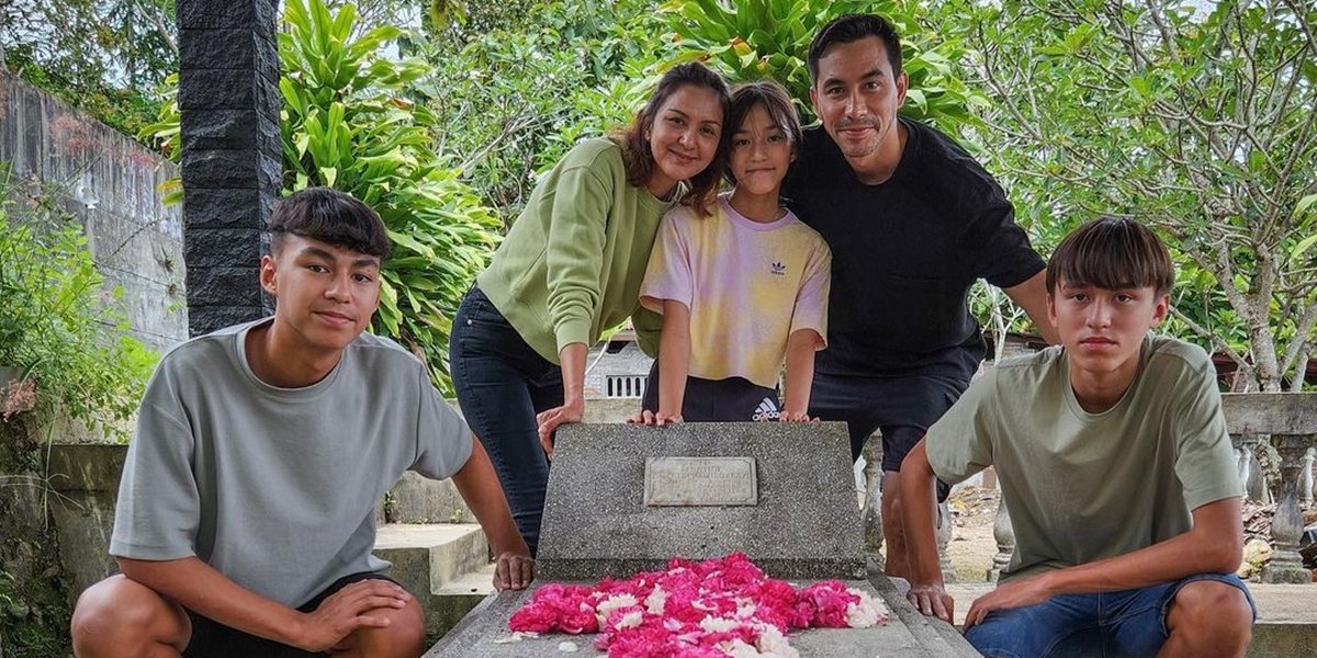 Visiting Yogyakarta, 8 Pictures of Donna Agnesia & Darius Sinathrya's Family Paying Respect to Grandmother's Grave