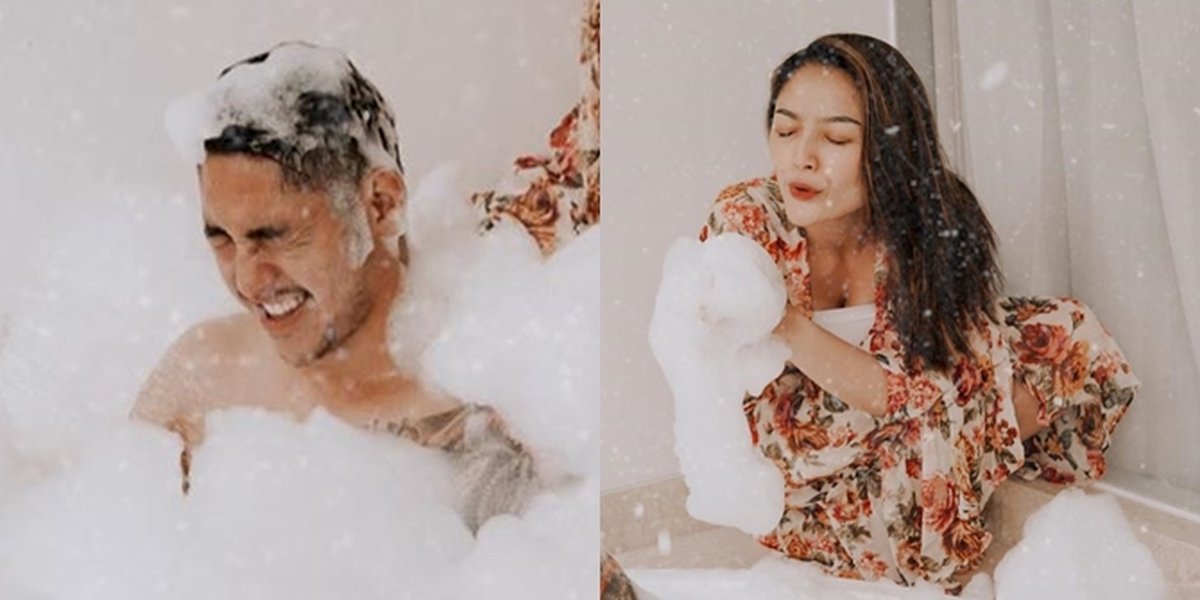 Siti Badriah Bathing Her Husband, Having Fun Playing with Foam Together