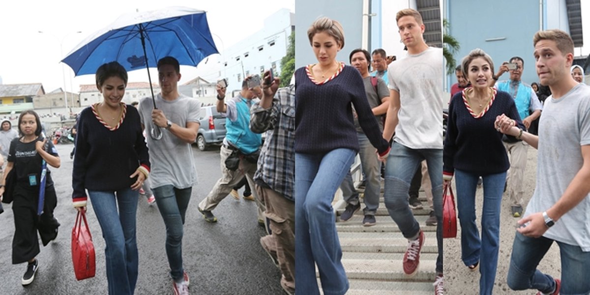 So Sweet! Walking Together, Bets Alel Holds Nikita Mirzani's Hand and Carries an Umbrella