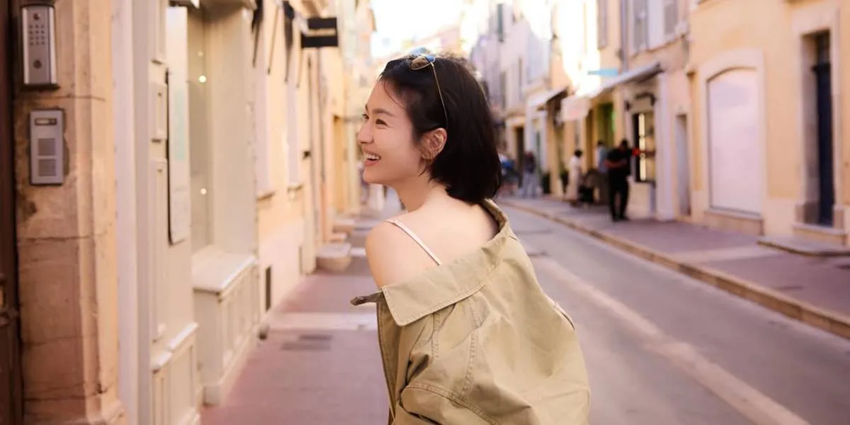 Song Hye Kyo Shows Her Barefaced Face at Cannes, Flawless in Her 40s