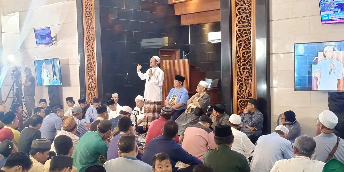 The Emotional Atmosphere of the 40th Day Commemoration for Vidi Aldiano, Nurul Hidayah Mosque Overflowing