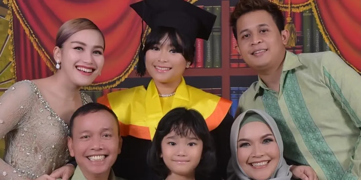 Syifa Asyifa, Ayu Ting Ting's Sister, Remembers 2021 Graduation, Finance Management Graduate