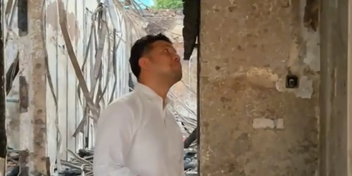 Looking Sad, Emil Dardak Visits His Burnt Workplace