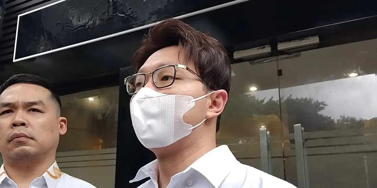 Handcuffed, Richard Lee Officially Transferred to Banten High Prosecutor's Office