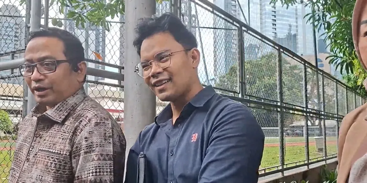 Insanul Fahmi's Response to Wardatina Mawa Wearing 'Wedding Attire' at the Divorce Hearing