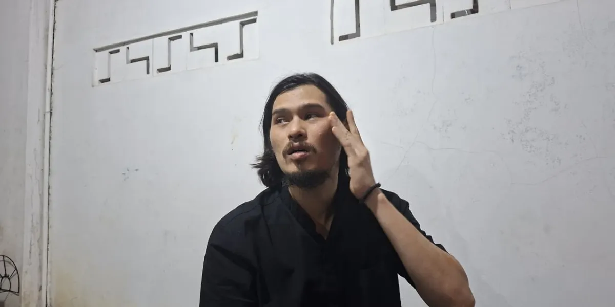 Tears Flow for Virzha at Jombang Cemetery, Bidding Farewell to His Father