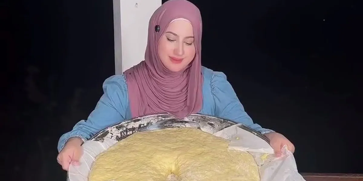 8 Photos of Tasyi Athasyia Failing to Make Jumbo Donuts Due to a Falling Gecko, Was Shocked