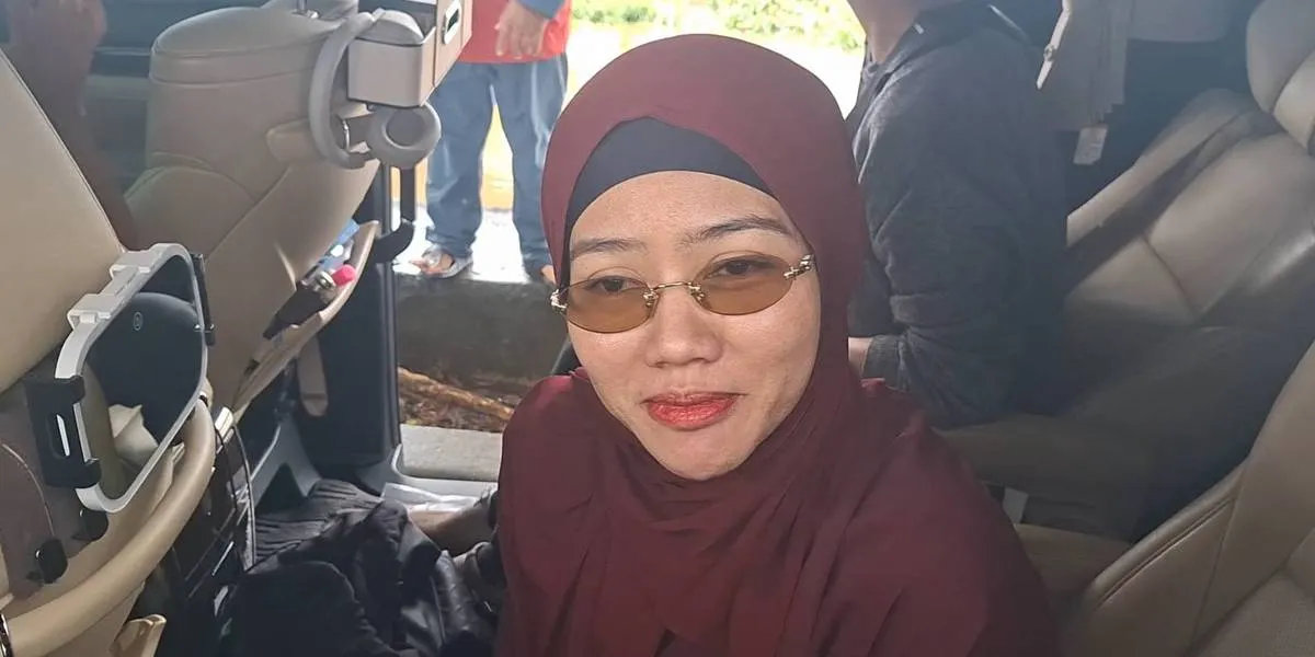 Flying from Madinah, Yura Yunita Cries as She Accompanies Vidi Aldiano to His Final Resting Place