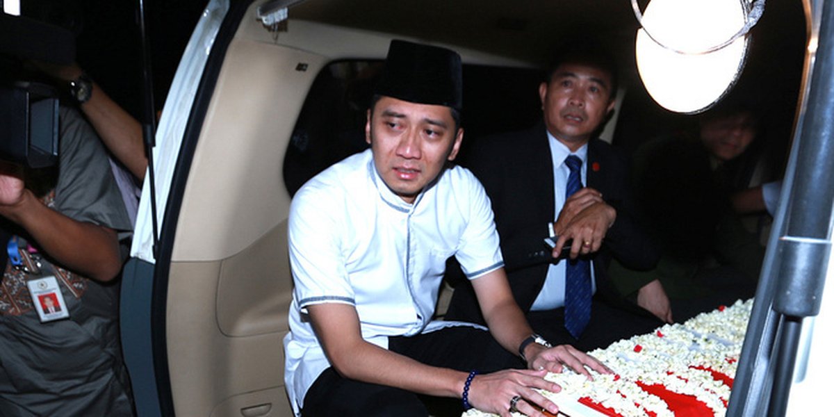 Arriving at Cikeas with Ani Yudhoyono's Body, Ibas Breaks into Tears