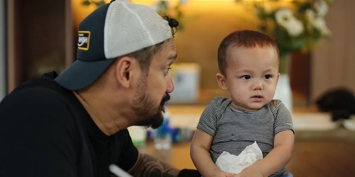 Tora Sudiro Enjoys Chatting with His Grandchild, So Adorable