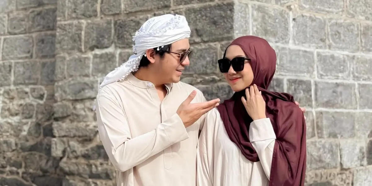 After Officially Getting Married, Arbani Yasiz Performs Umrah with Raissa Ramadhani