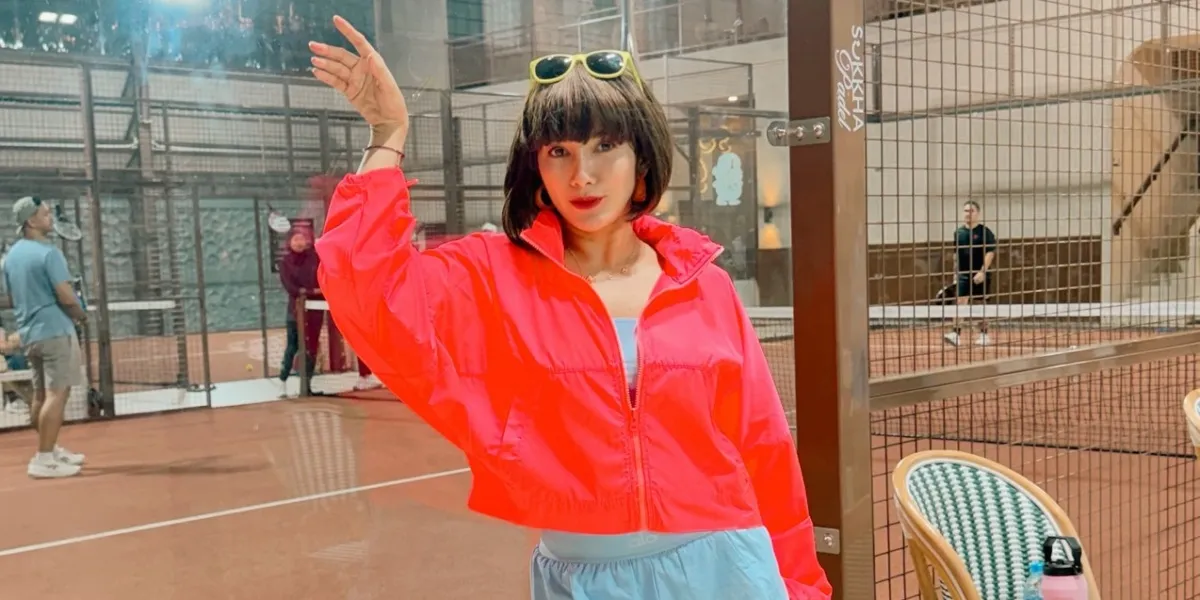 Ussy Sulistiawaty Plays Padel Wearing a 90s Costume, Beautiful & Eccentric like the Spice Girls 