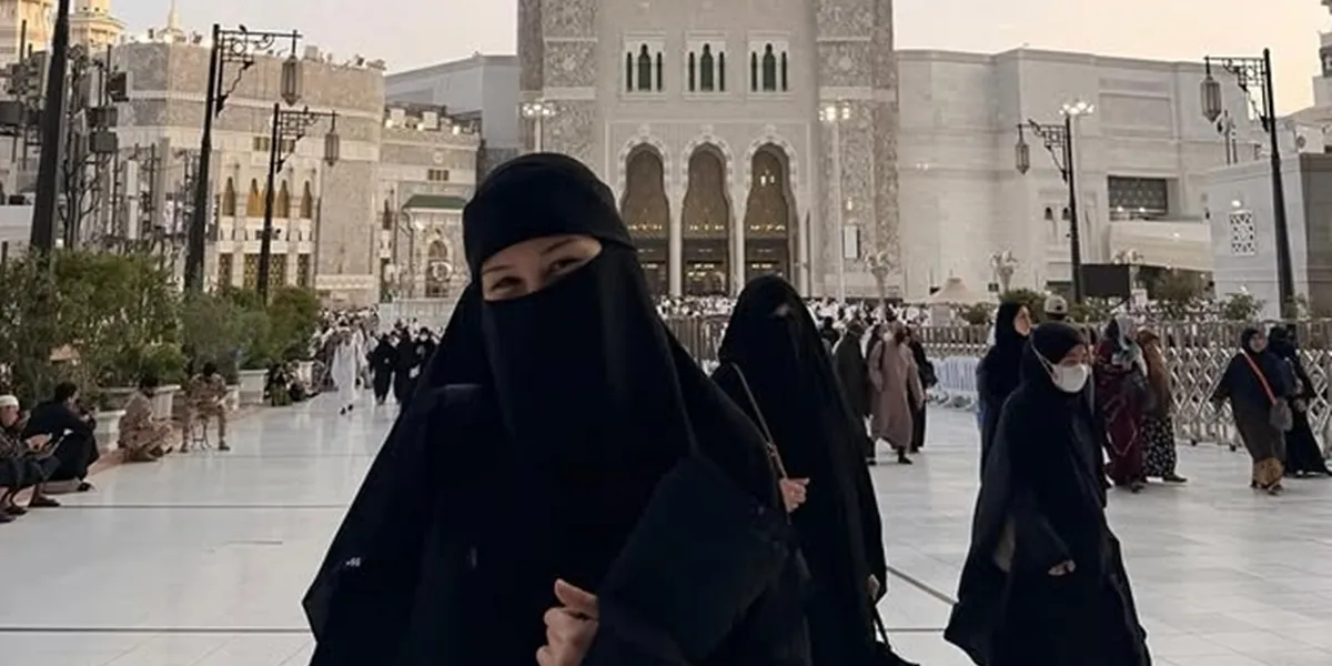 Vanesha Prescilla Umrah in the Month of Ramadan, Happy in Mecca