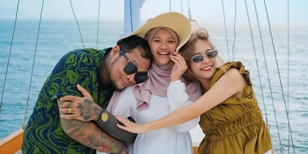 Virgoun and Lindi Fitriyana Vacationing with Starla in Labuan Bajo, Happy