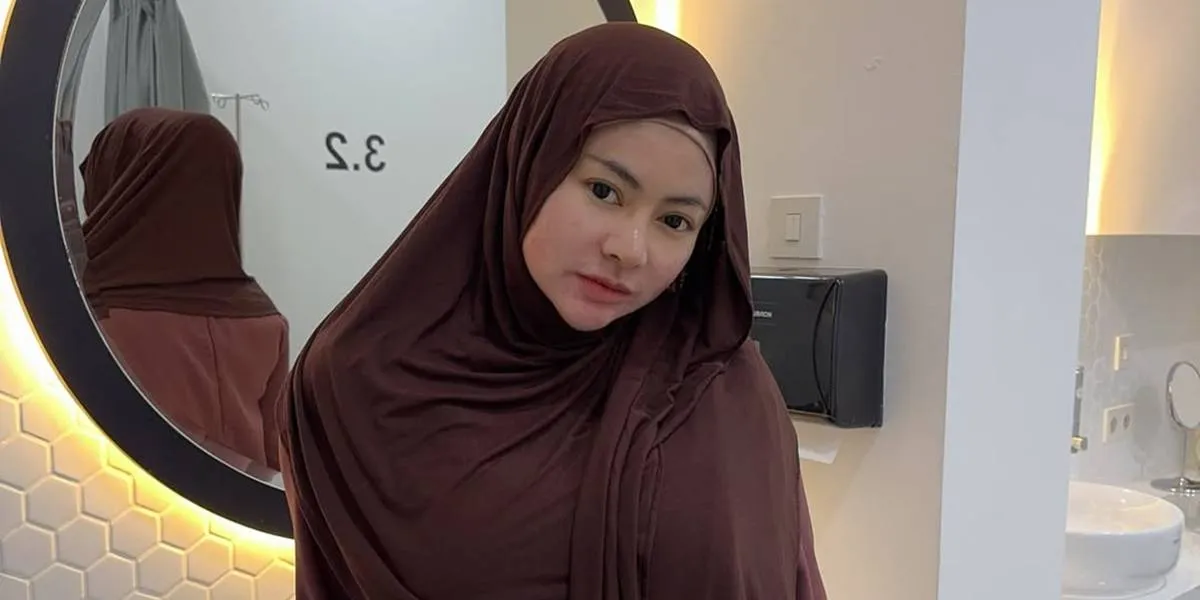 Vitalia Shesya Removes Hijab, Just a Few Months After Covering Up